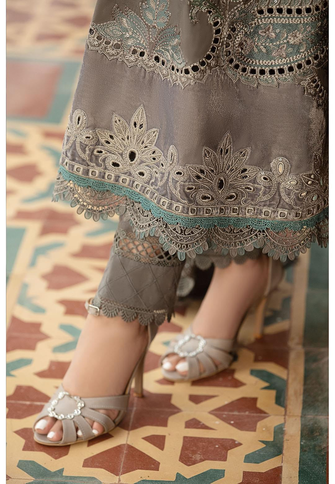MARIA.B
Unstitched Winter Luxe' 24 |
Code: LN-1209