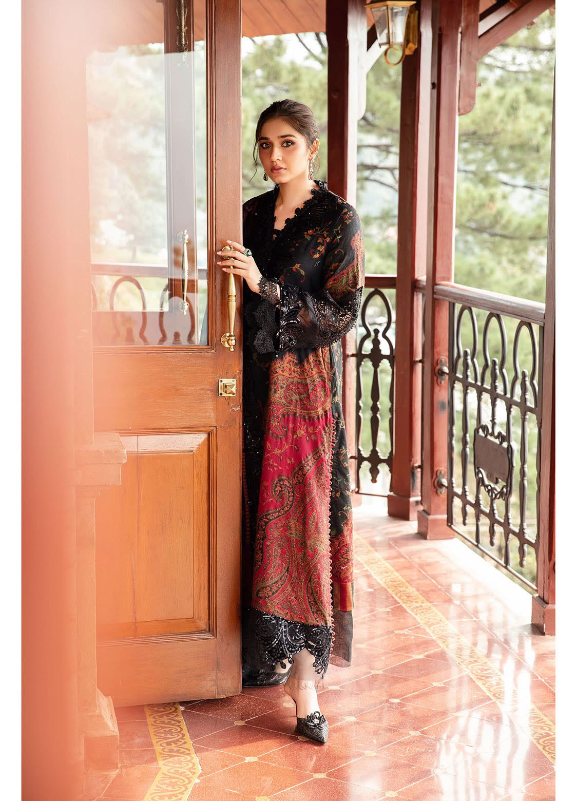 MARIA.B
Unstitched Winter Luxe' 24 |
Code: LN-1204